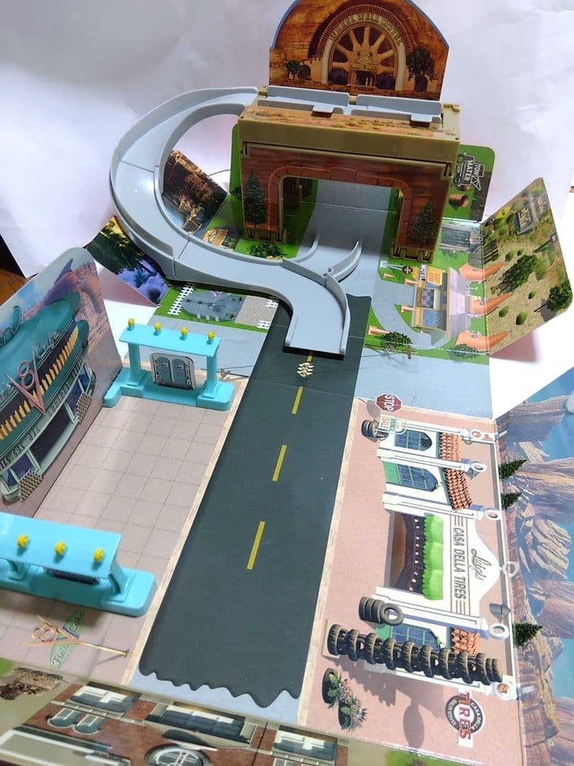 【廃盤レア】トミカ カーズ あそべるマップ ラジエーター・スプリングス