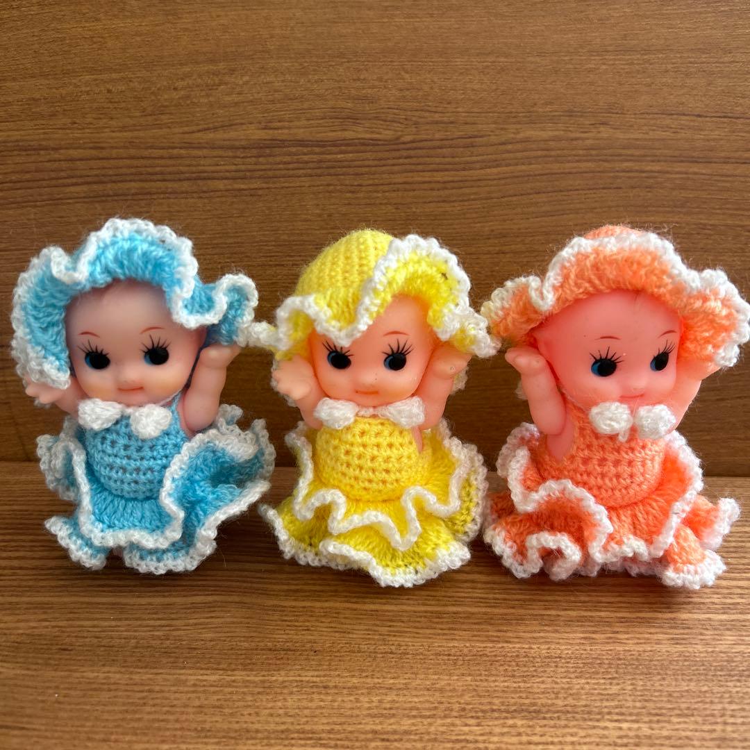 昭和レトロなキューピーちゃんフリル付きドレスの編みぐるみ3体セット