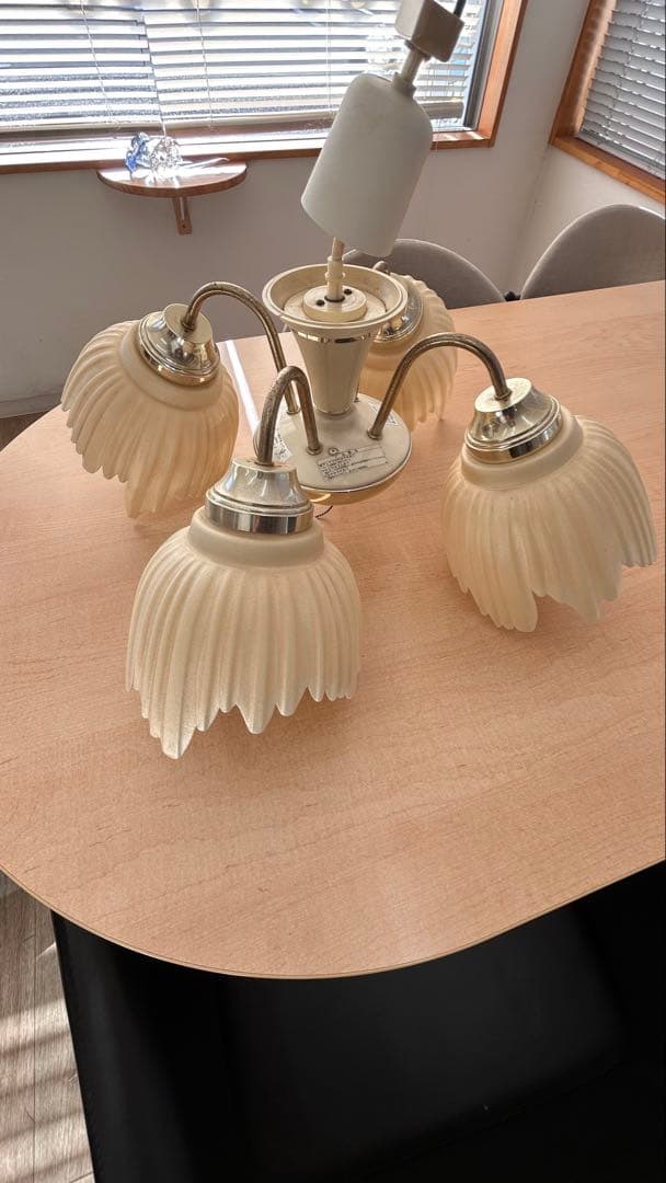 フラワーモチーフ アイボリー シャンデリア 4灯