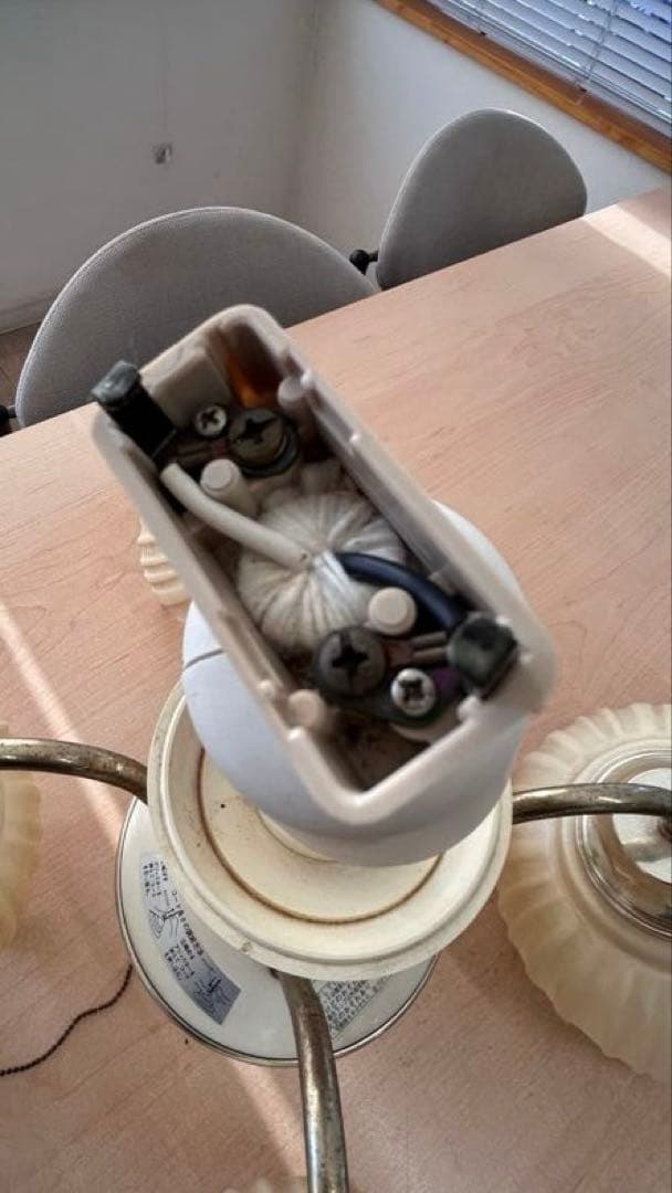 フラワーモチーフ アイボリー シャンデリア 4灯