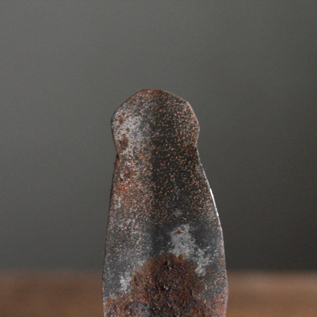 ヒトガタ 錆びた 金属 オブジェ 呪物？