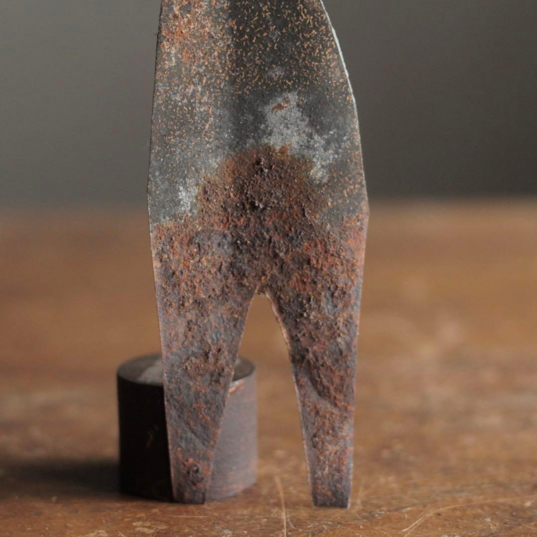 ヒトガタ 錆びた 金属 オブジェ 呪物？