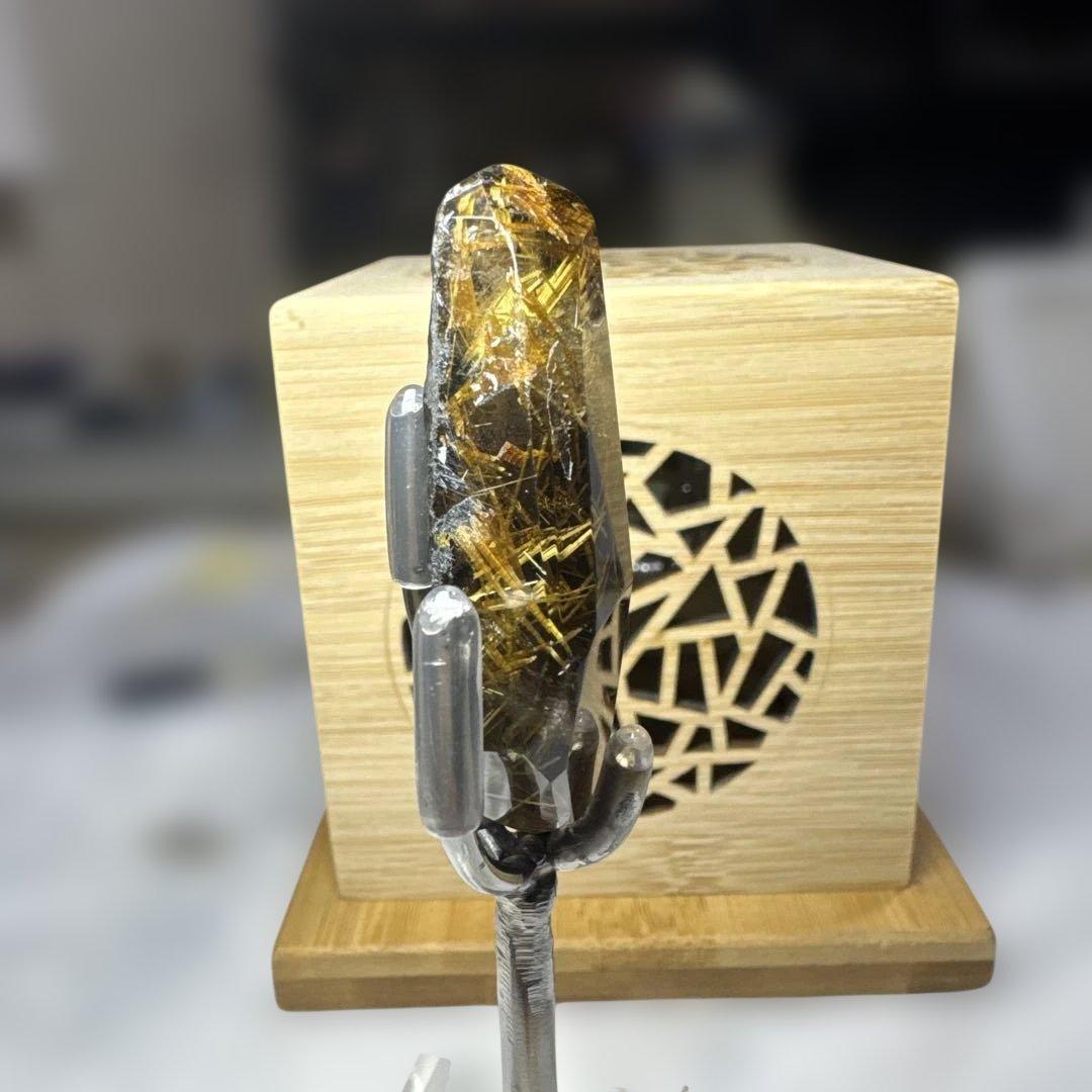 【極上品】太陽放射ルチルクォーツ 原石 ポイント 高透明 黄金針