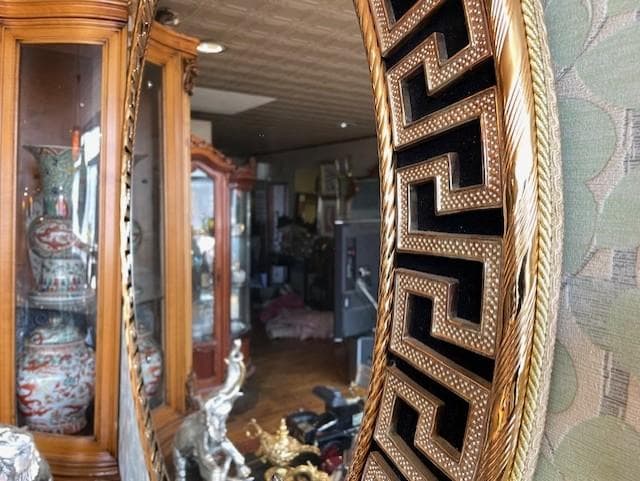 ギリシャ風装飾の円形ミラー