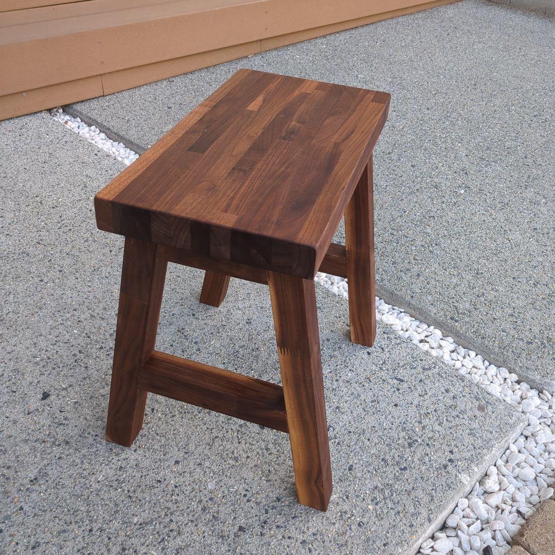 木材のロールスロイス と呼ばれているウォールナットのスツール