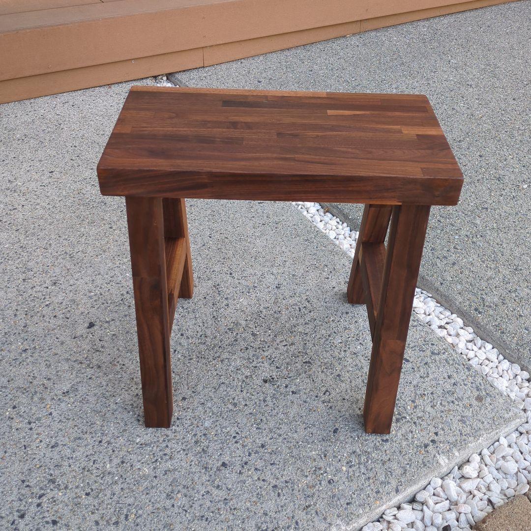 木材のロールスロイス と呼ばれているウォールナットのスツール