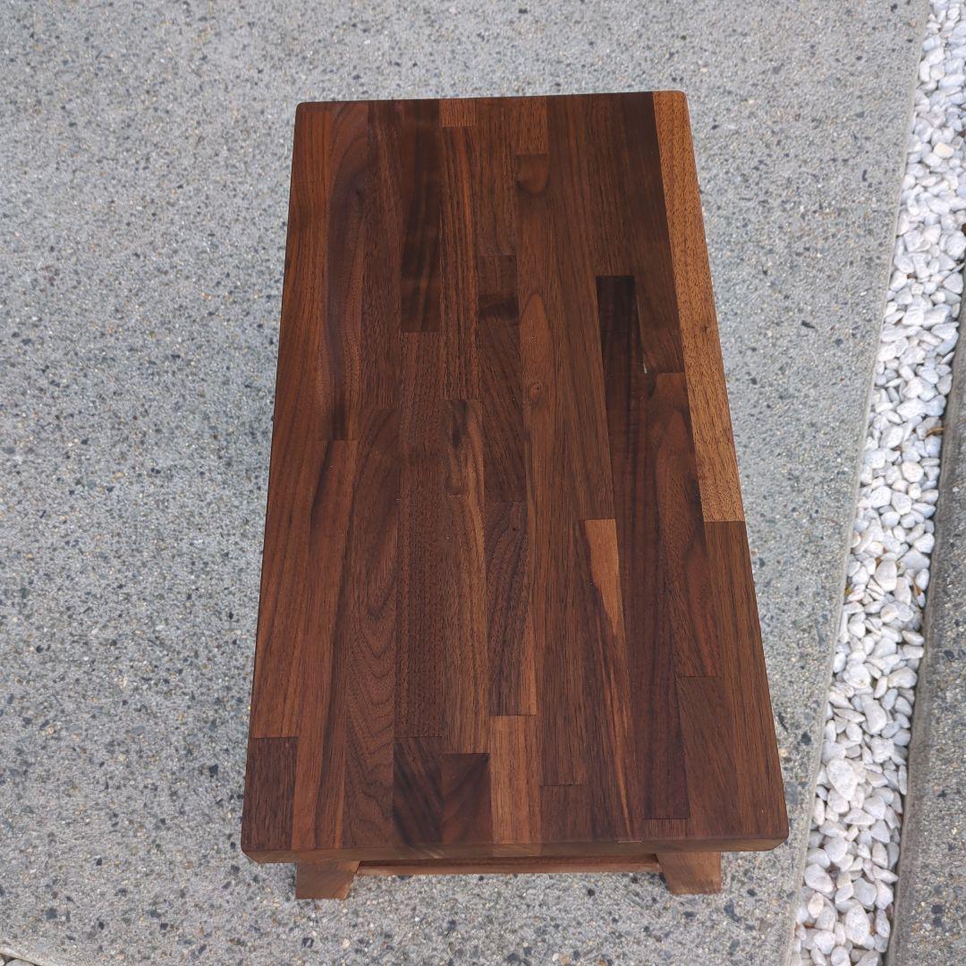 木材のロールスロイス と呼ばれているウォールナットのスツール