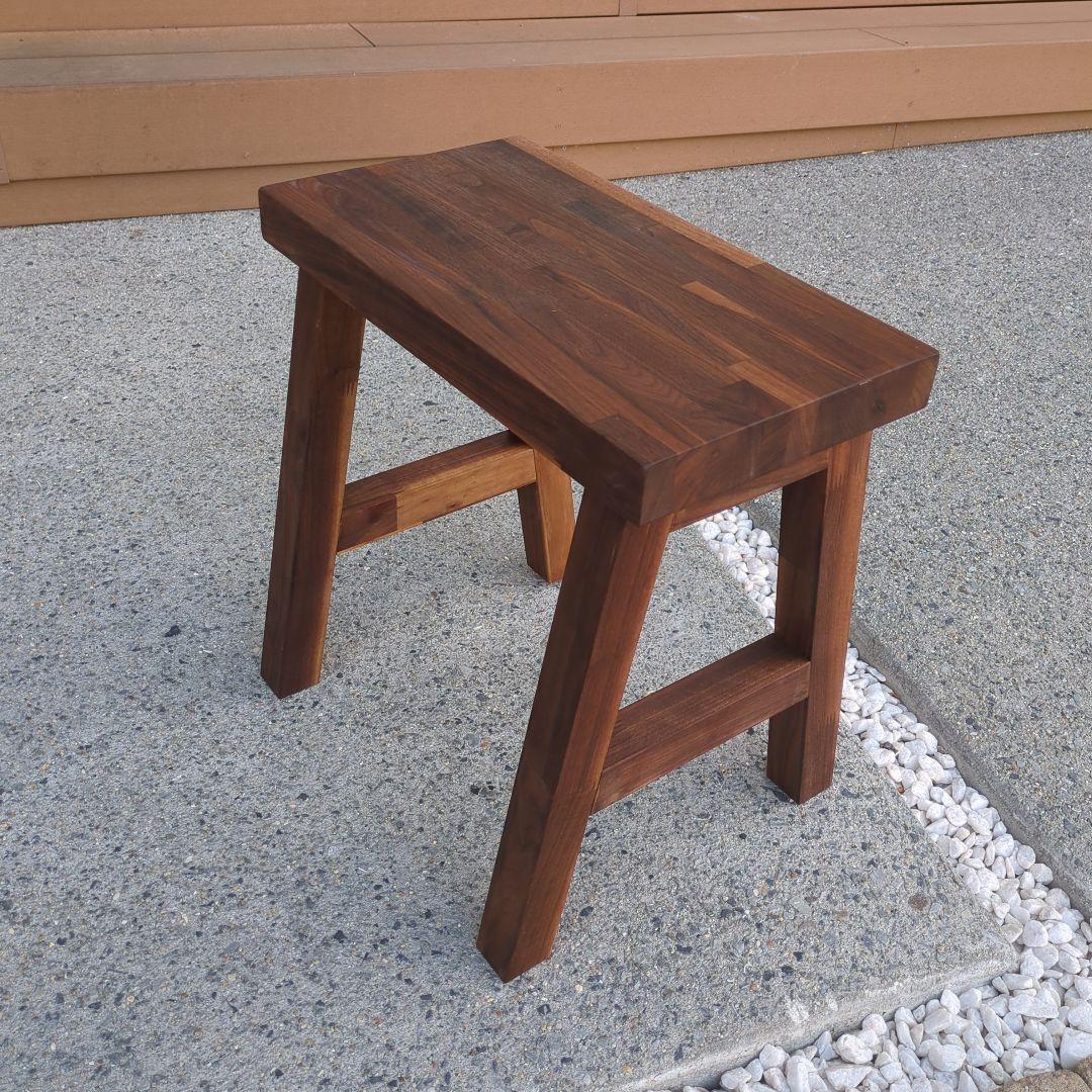 木材のロールスロイス と呼ばれているウォールナットのスツール