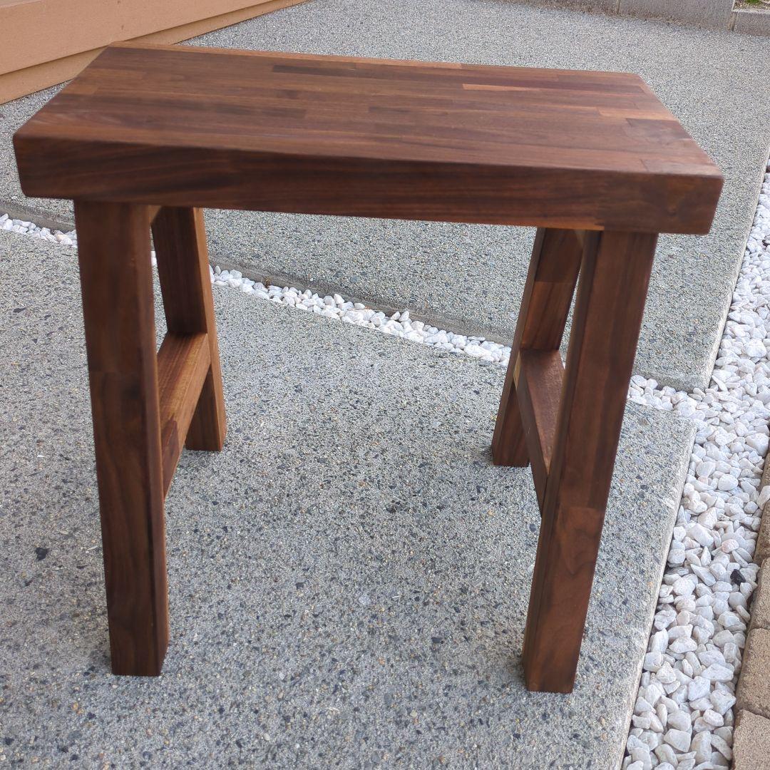 木材のロールスロイス と呼ばれているウォールナットのスツール