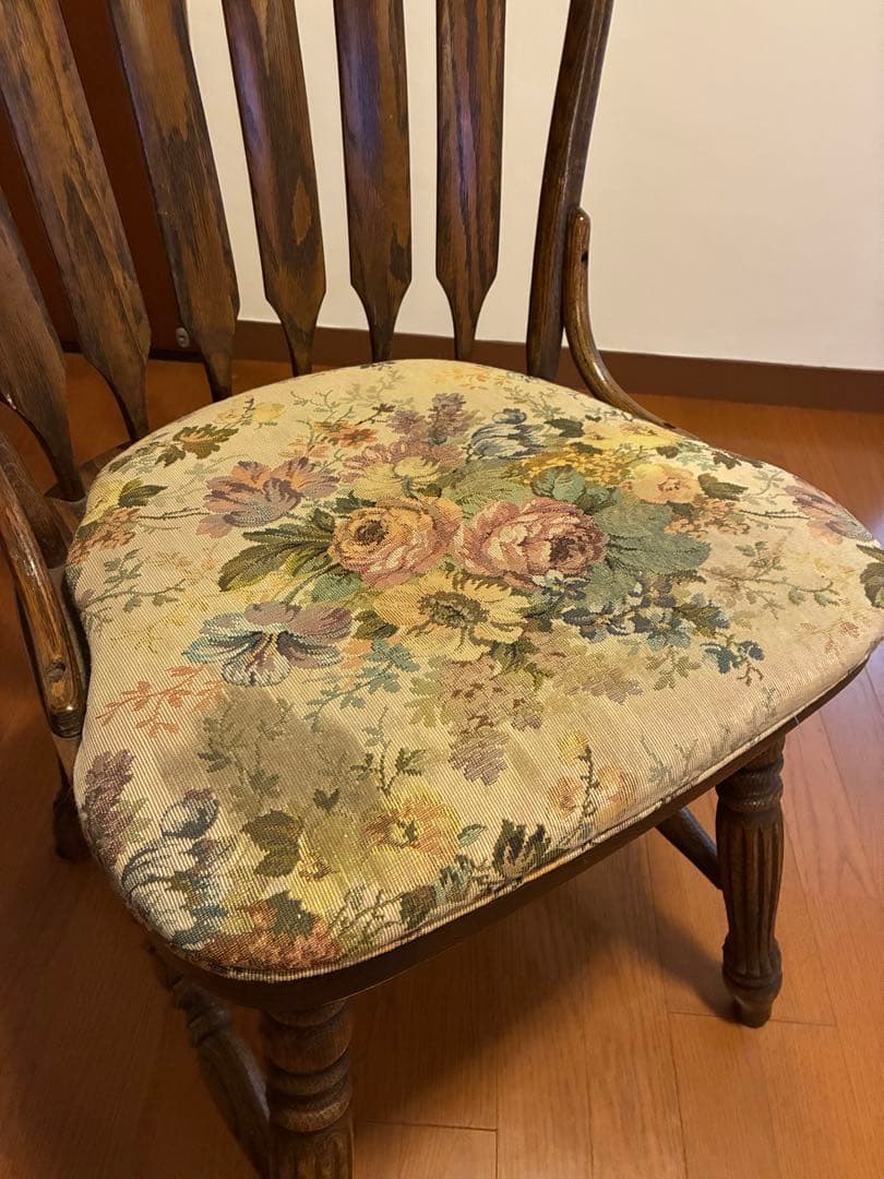 木製スラットバックチェア 花柄クッション