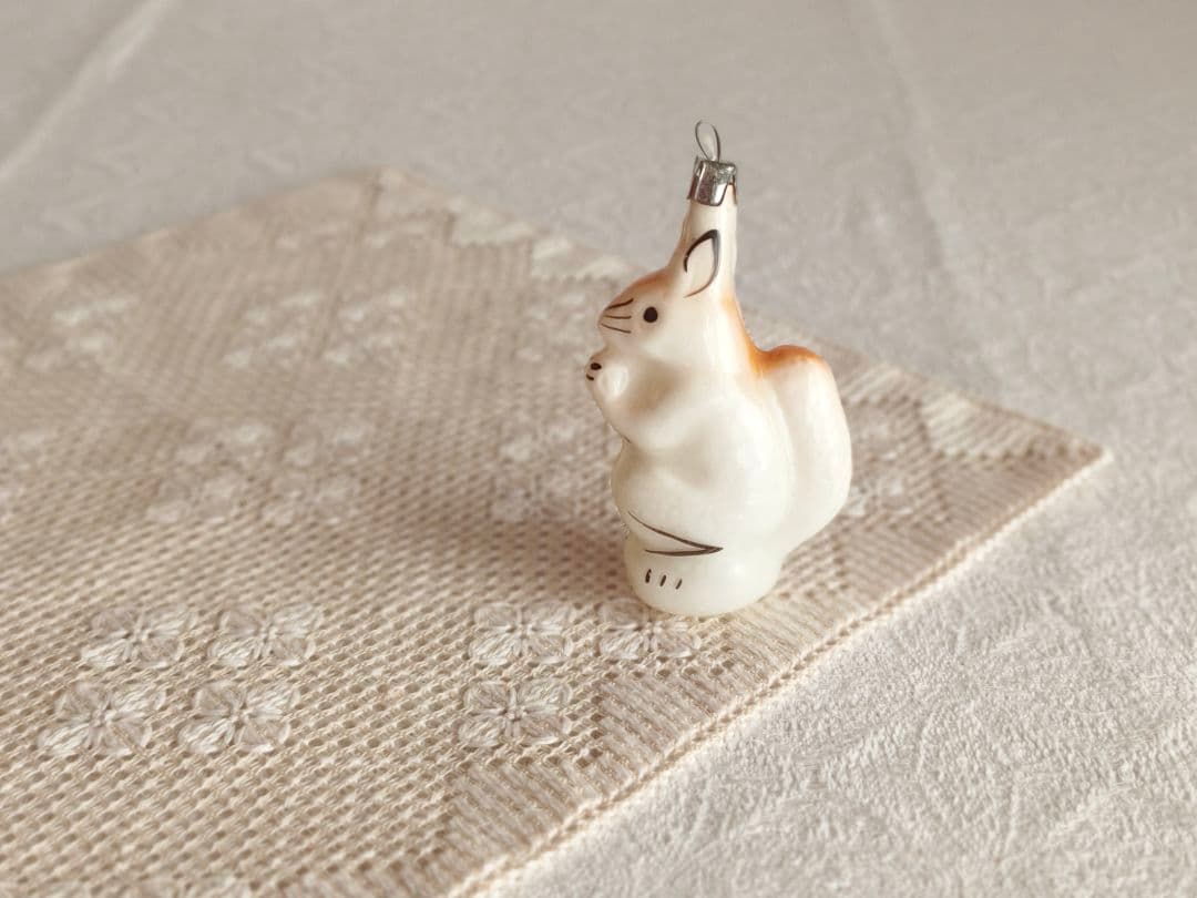 * vintage ornament ୨୧ * ミルク色ガラスの 素敵なリスさん