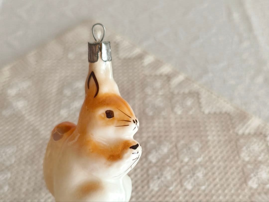 * vintage ornament ୨୧ * ミルク色ガラスの 素敵なリスさん