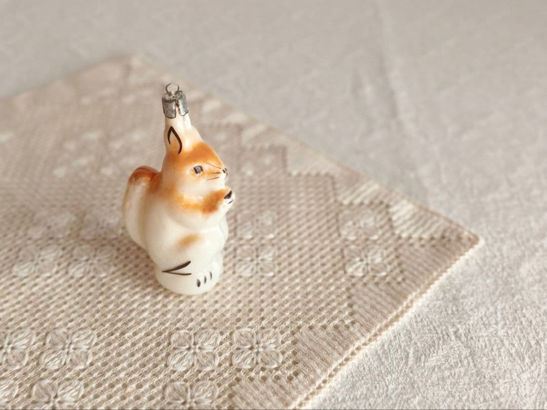 * vintage ornament ୨୧ * ミルク色ガラスの 素敵なリスさん