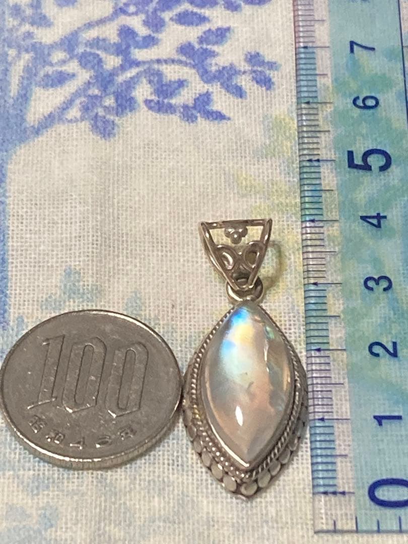 X*n様 【定価5万円】天然 レインボームーンストーン 大粒 ペンダントトップ