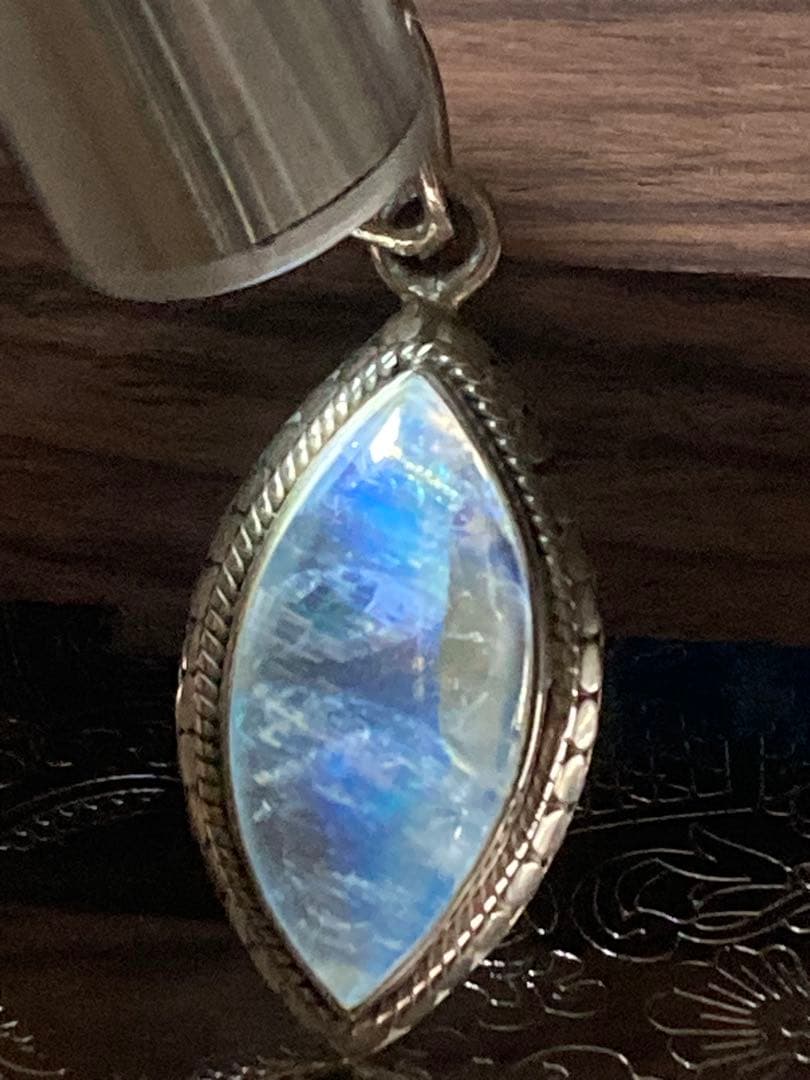 X*n様 【定価5万円】天然 レインボームーンストーン 大粒 ペンダントトップ