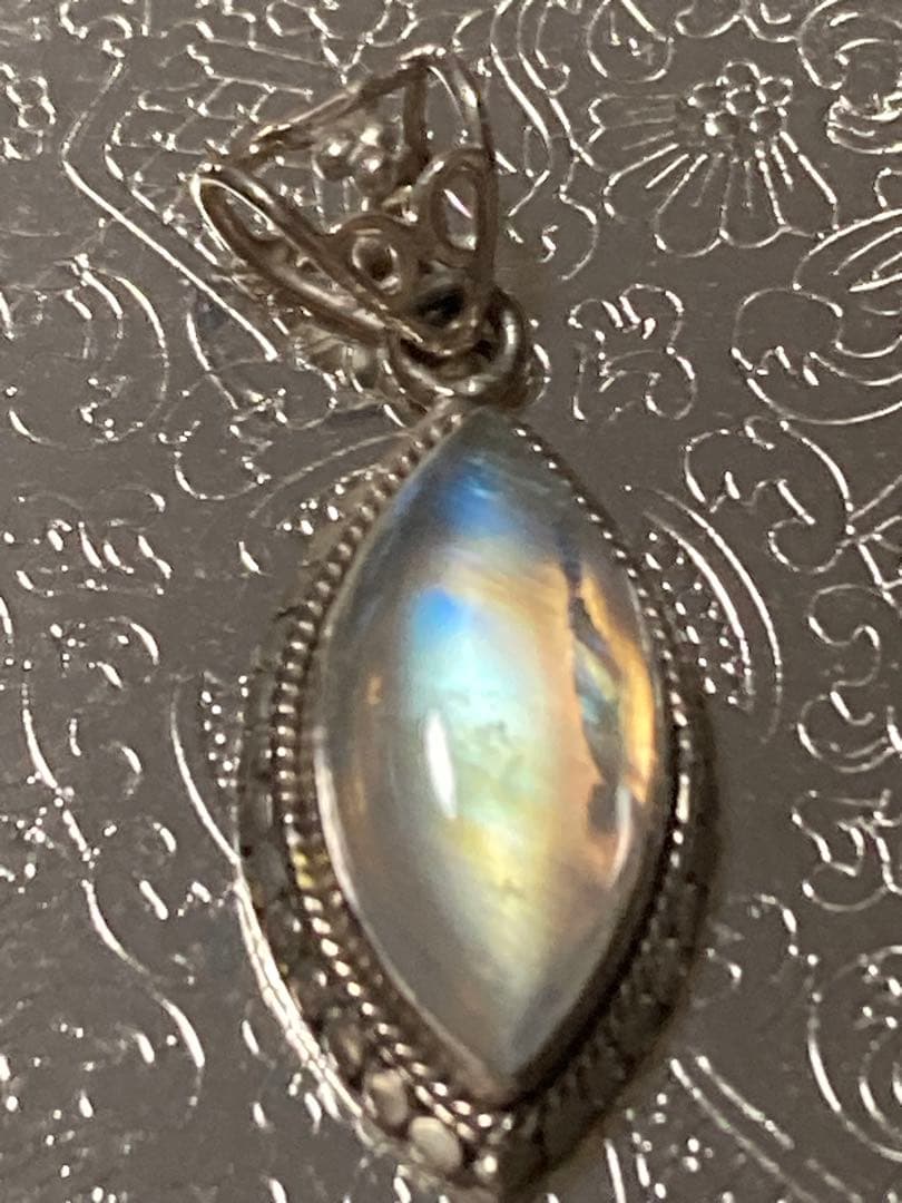 X*n様 【定価5万円】天然 レインボームーンストーン 大粒 ペンダントトップ