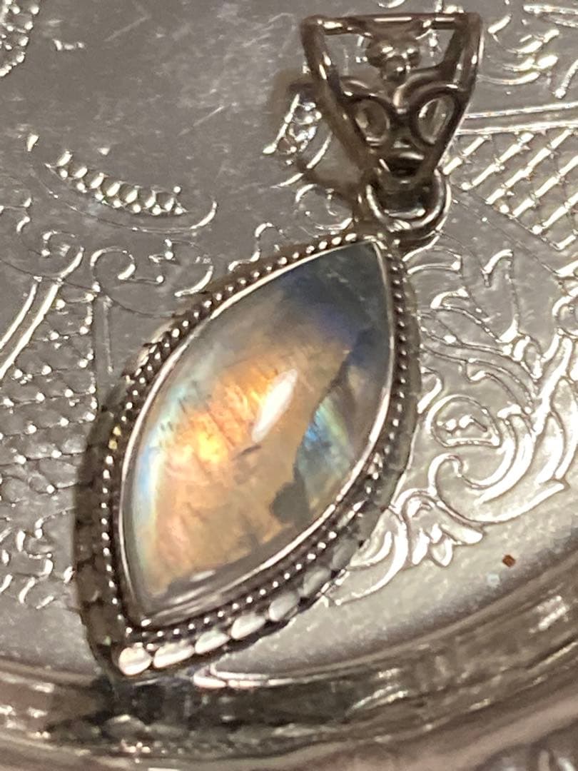 X*n様 【定価5万円】天然 レインボームーンストーン 大粒 ペンダントトップ