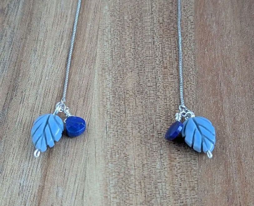 ブルーオパールの葉っぱとラピスマロンのアメリカンピアス