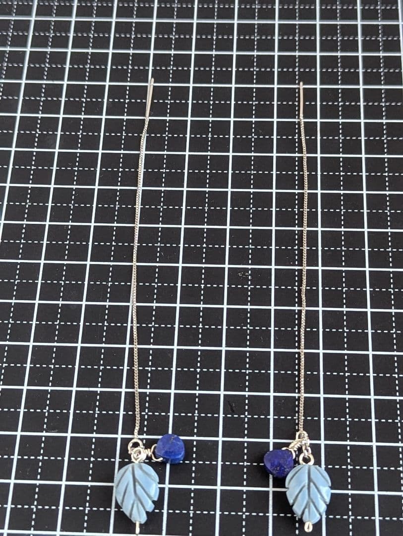 ブルーオパールの葉っぱとラピスマロンのアメリカンピアス