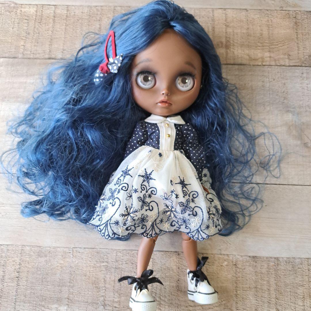 アイシドール青い髪の花柄刺繍ドレス人形 - メルカリ