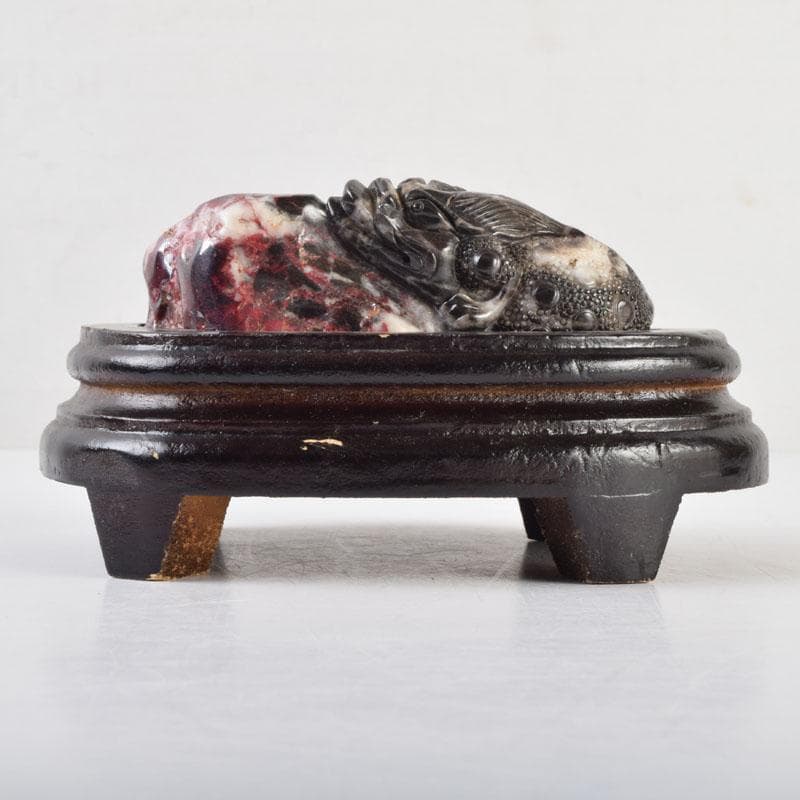 中国　玉石鶏血石彫刻　神獣　置物　唐木台付　C　9211