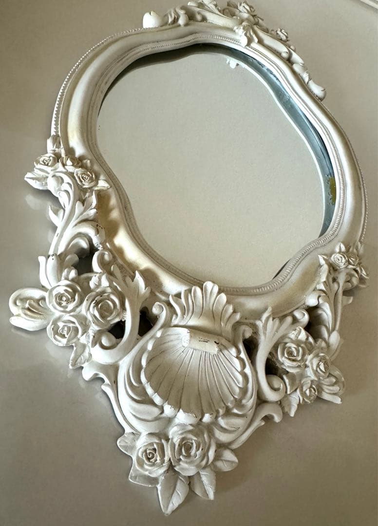 イマンにお似合いアンティーク調ホワイト薔薇壁掛けミラー