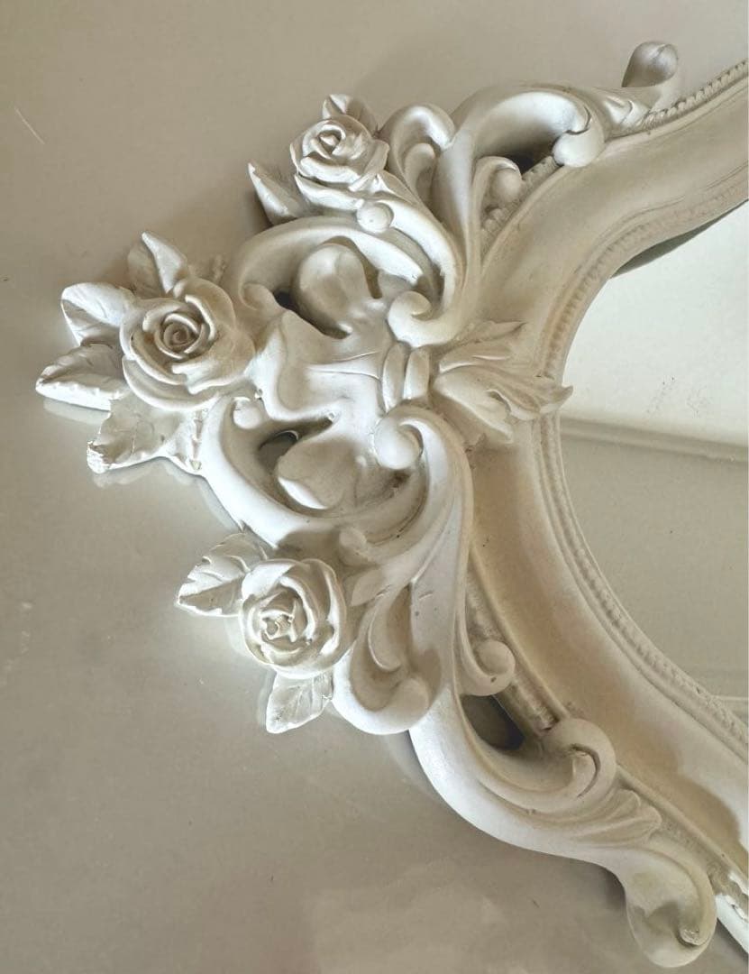イマンにお似合いアンティーク調ホワイト薔薇壁掛けミラー