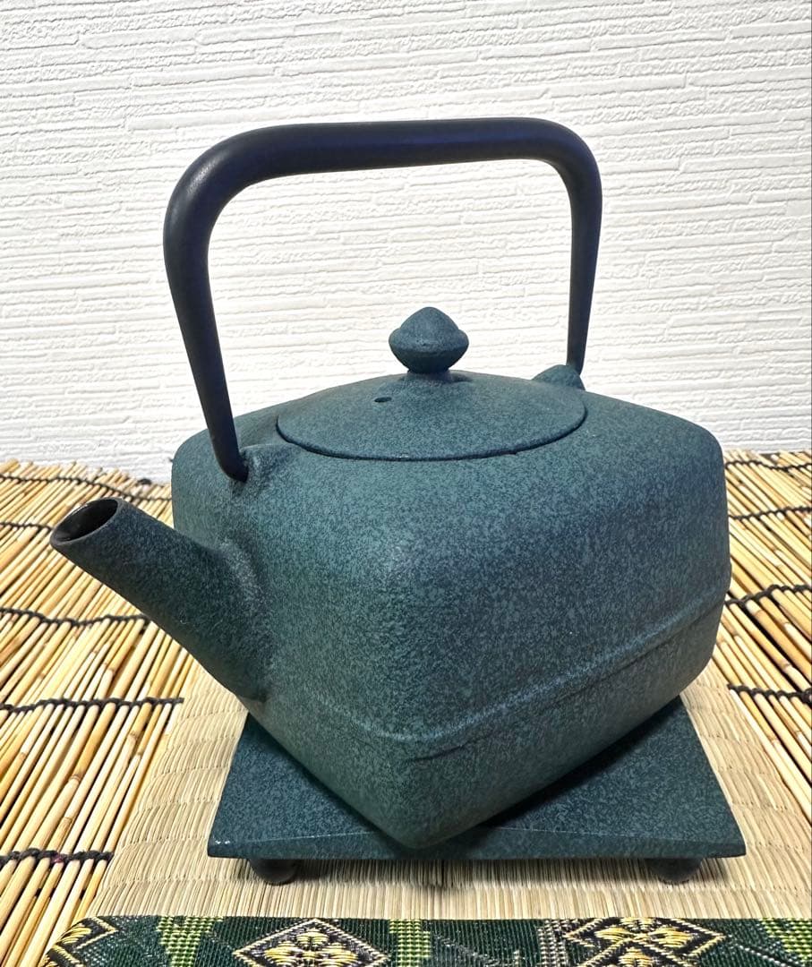 菊地保寿堂奥山清行デザインティーポットよほうＳ　鉄瓶敷きおりがみ　南部鉄瓶