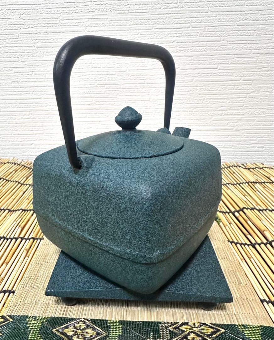 菊地保寿堂奥山清行デザインティーポットよほうＳ　鉄瓶敷きおりがみ　南部鉄瓶