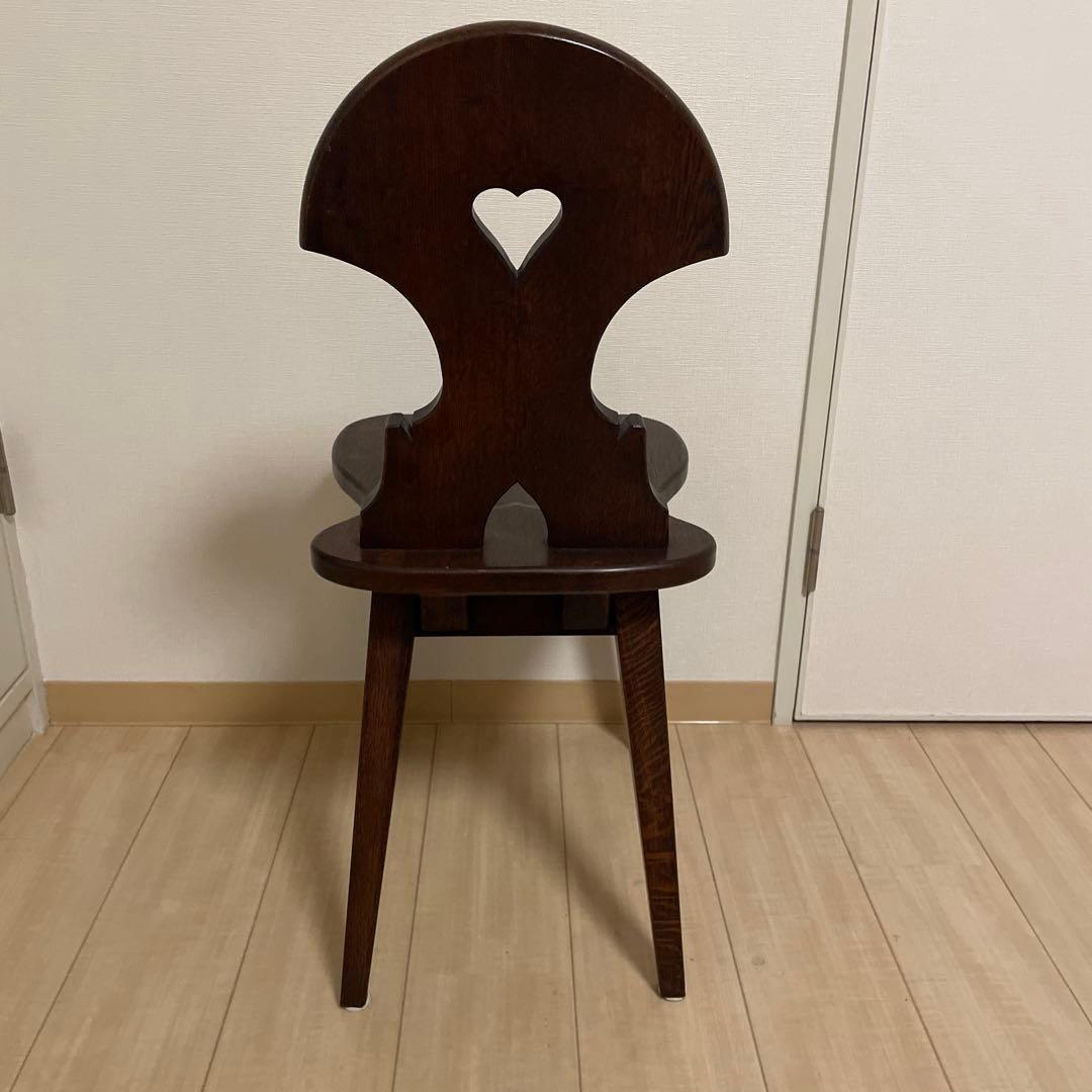 ハート型背もたれの木製チェア