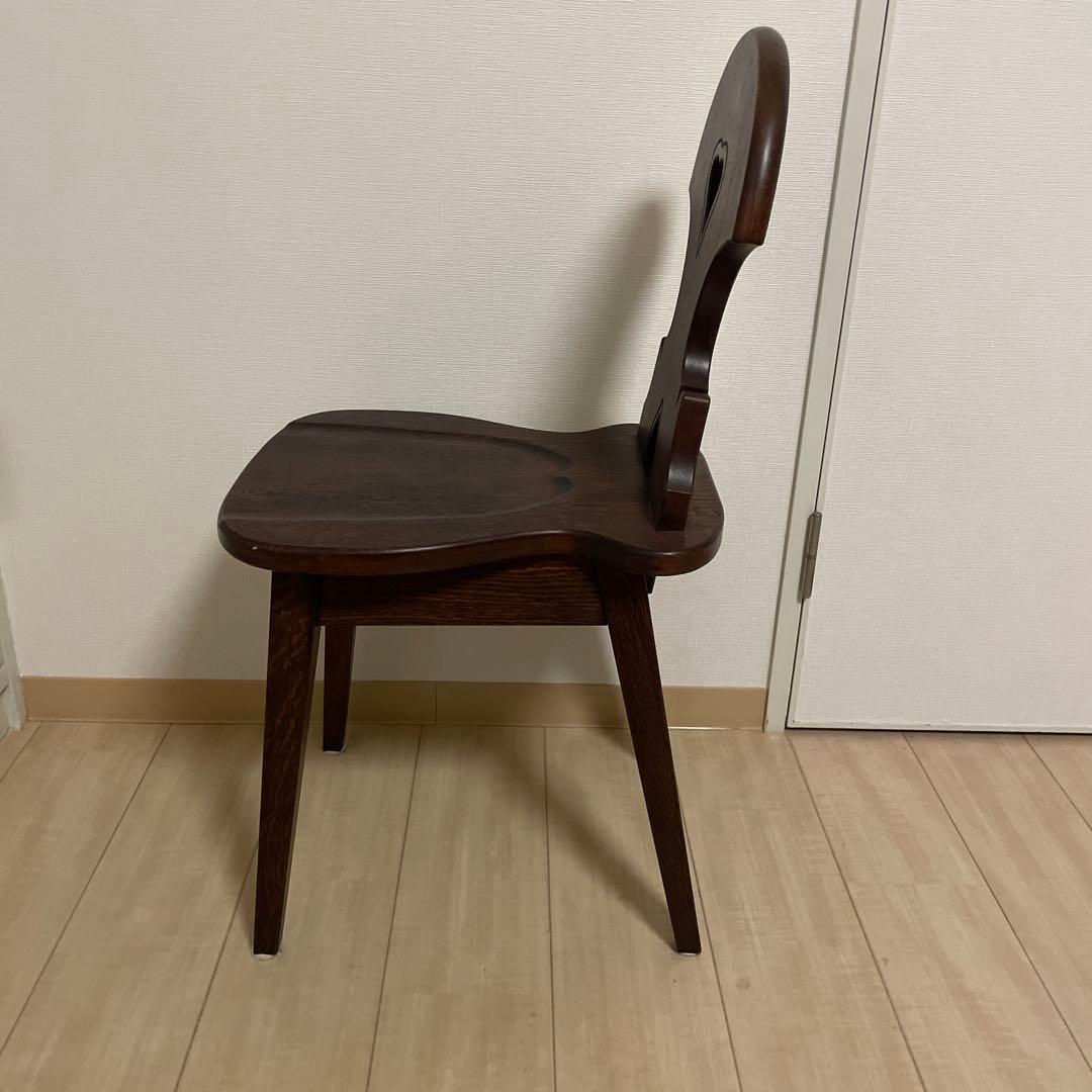 ハート型背もたれの木製チェア