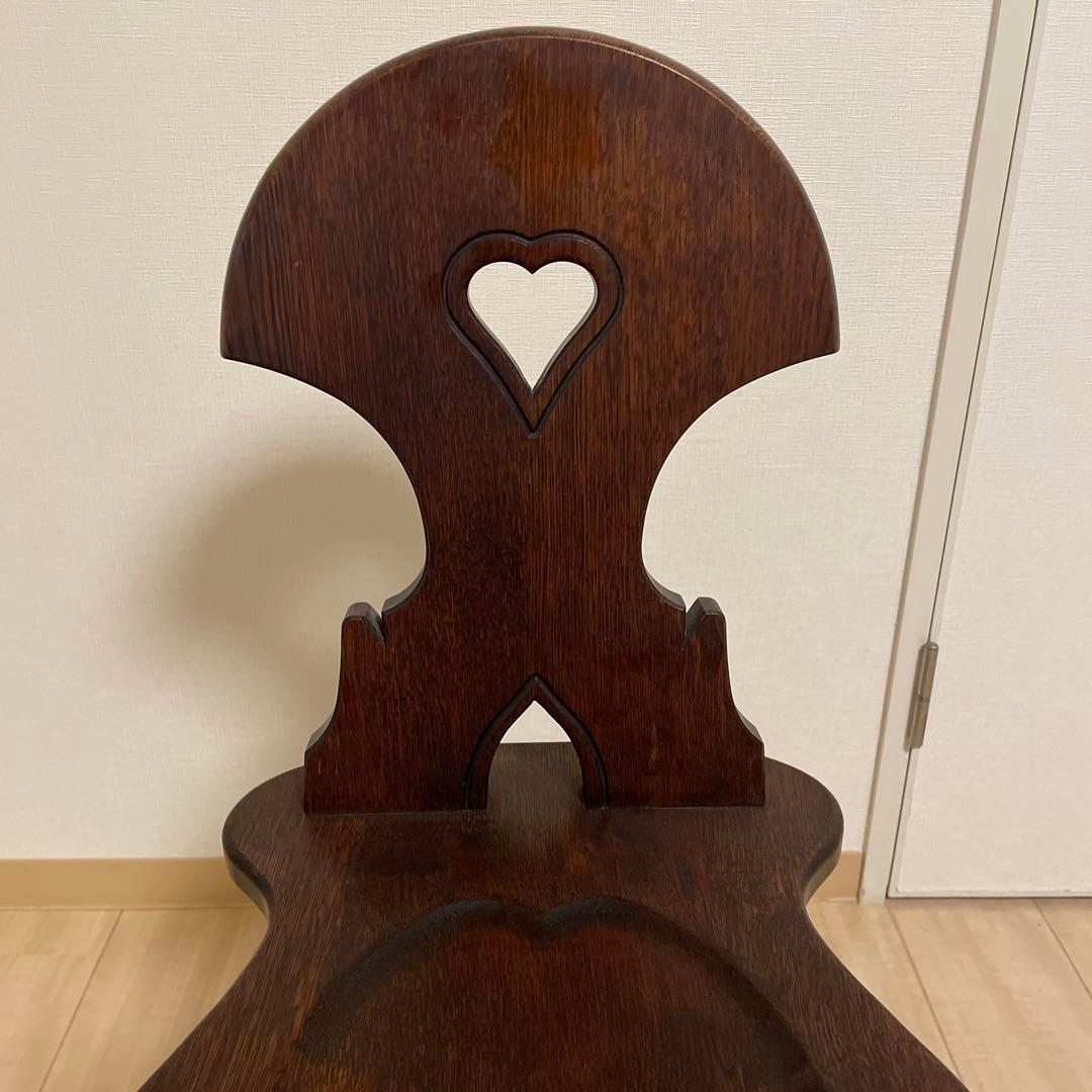 ハート型背もたれの木製チェア