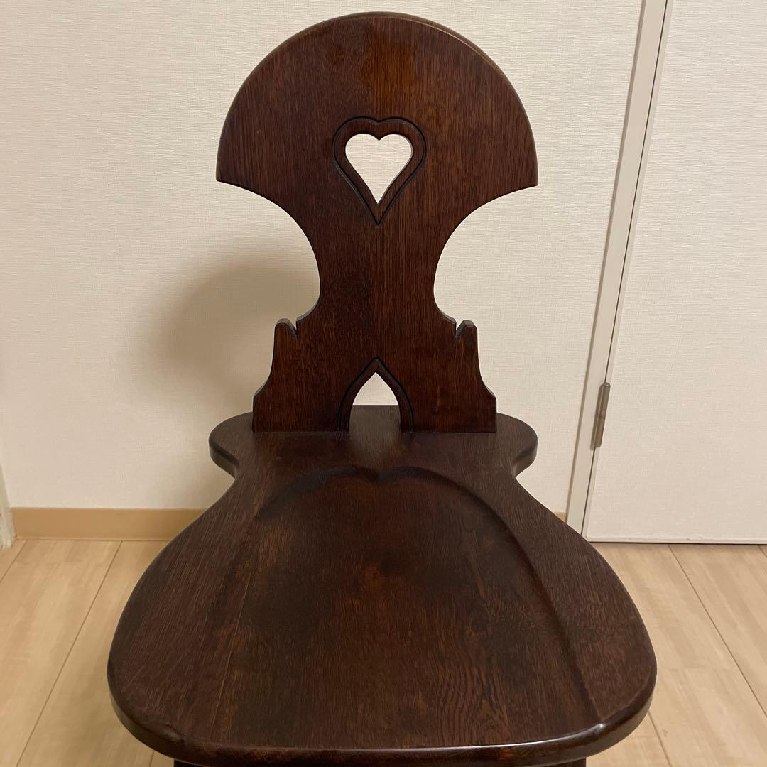 ハート型背もたれの木製チェア