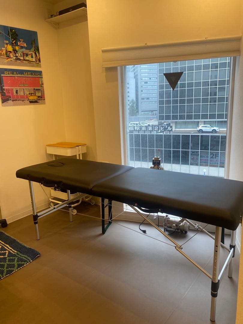 折りたたみ式マッサージテーブル 黒