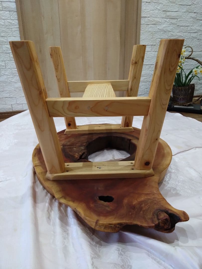 欅の輪切りテーブル㉖　樹齢約150年の欅の一点物　欅の耳付き自然木のローテーブル