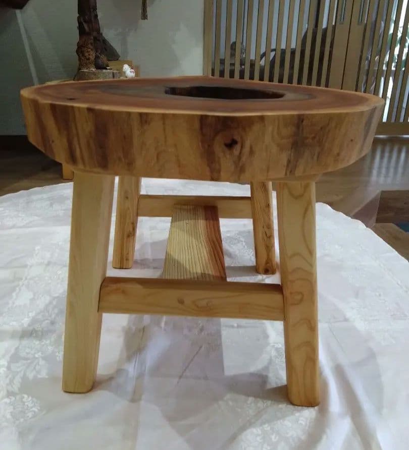 欅の輪切りテーブル㉖　樹齢約150年の欅の一点物　欅の耳付き自然木のローテーブル