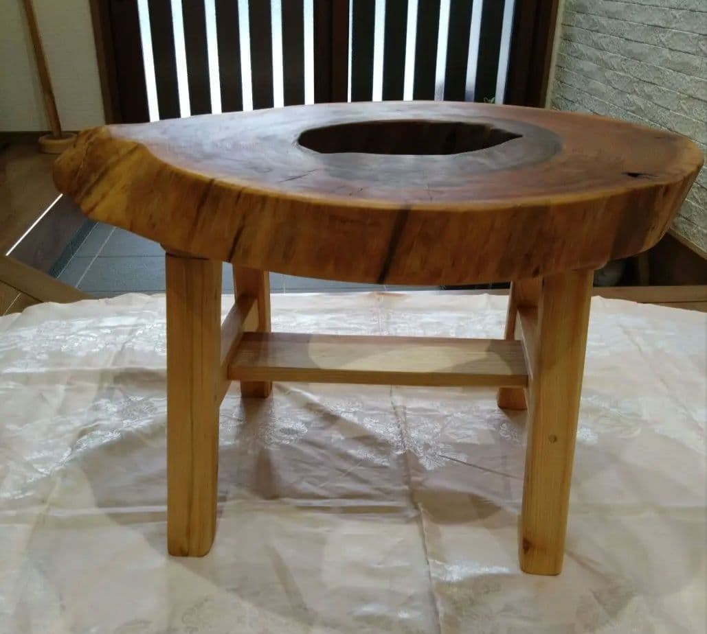 欅の輪切りテーブル㉖　樹齢約150年の欅の一点物　欅の耳付き自然木のローテーブル