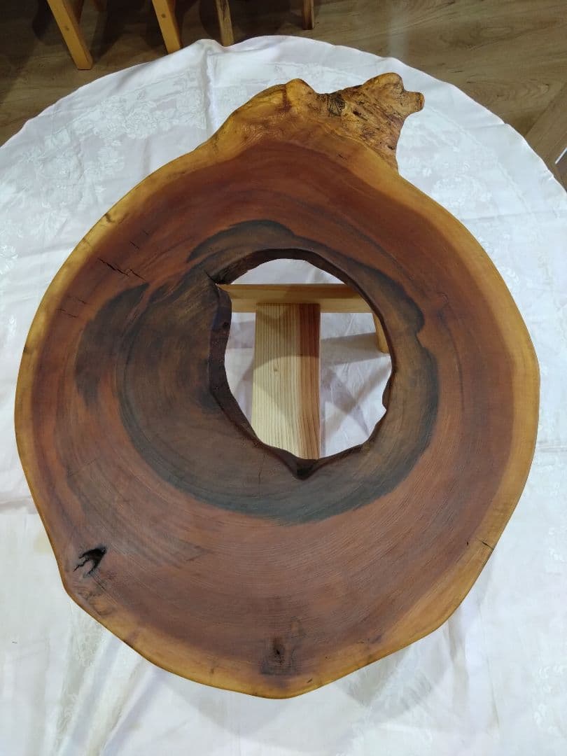欅の輪切りテーブル㉖　樹齢約150年の欅の一点物　欅の耳付き自然木のローテーブル