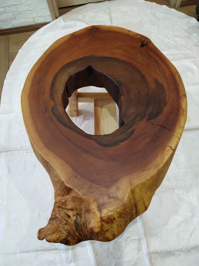 欅の輪切りテーブル㉖　樹齢約150年の欅の一点物　欅の耳付き自然木のローテーブル