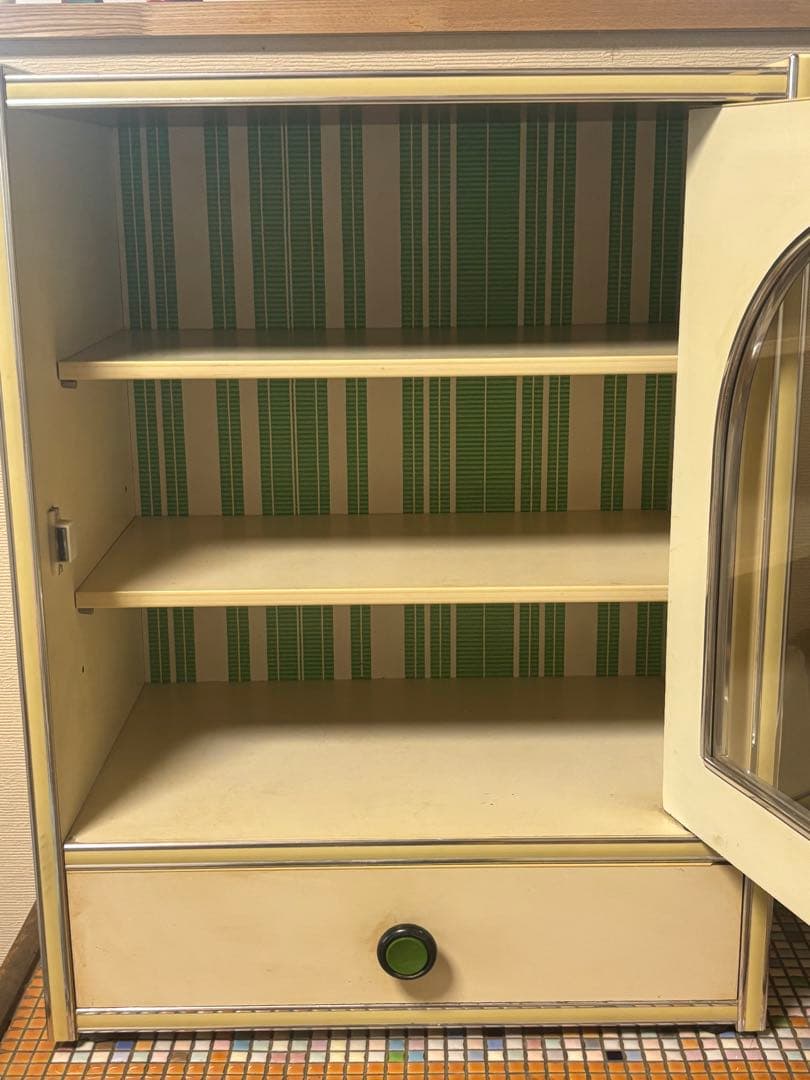 昭和レトロポップ　食器棚 アーチ型ガラス扉　キャビネット