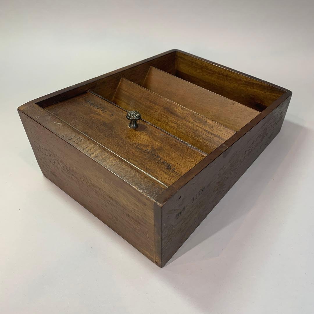 古い棚　手紙入れ