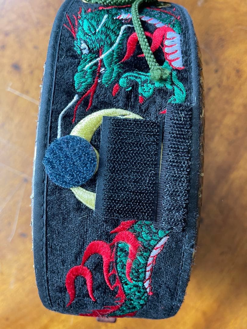 カラクイが美しい蛇皮三線 、バチその他ハードケース付き