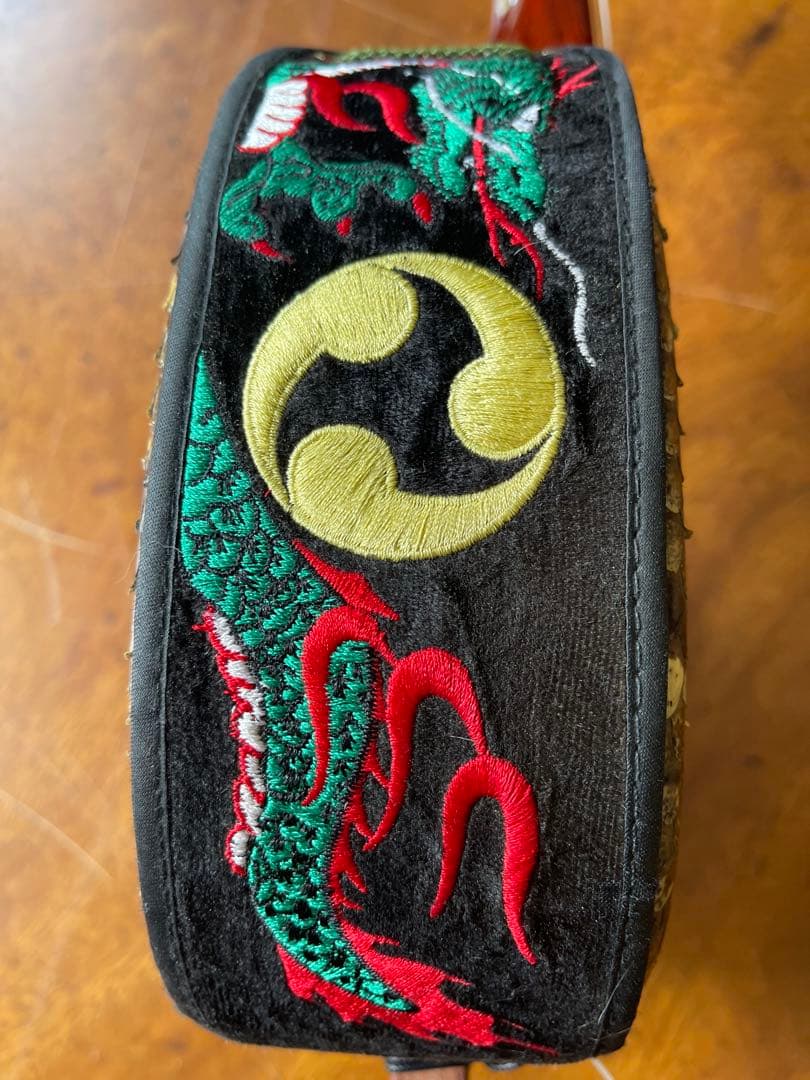 カラクイが美しい蛇皮三線 、バチその他ハードケース付き