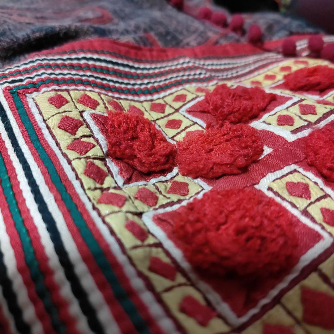 モン族の手仕事のねんねこをリメイク　伝統的刺繍アップリケのメッセンジャーバッグ