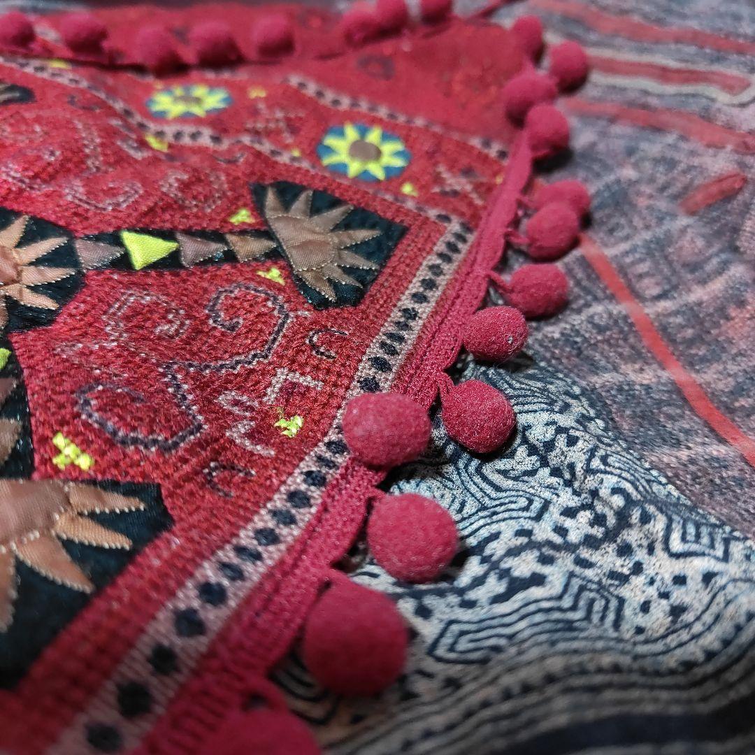 モン族の手仕事のねんねこをリメイク　伝統的刺繍アップリケのメッセンジャーバッグ