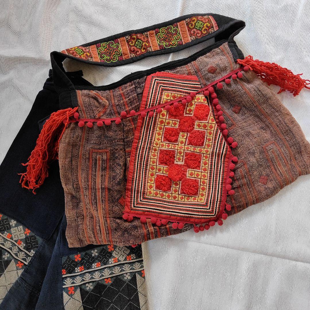 モン族の手仕事のねんねこをリメイク　伝統的刺繍アップリケのメッセンジャーバッグ