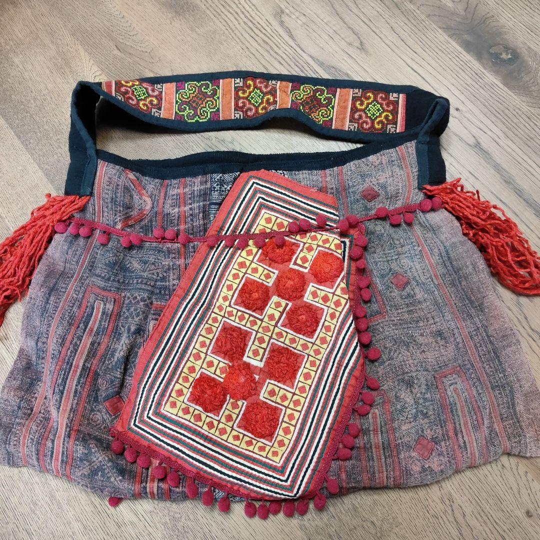 モン族の手仕事のねんねこをリメイク　伝統的刺繍アップリケのメッセンジャーバッグ