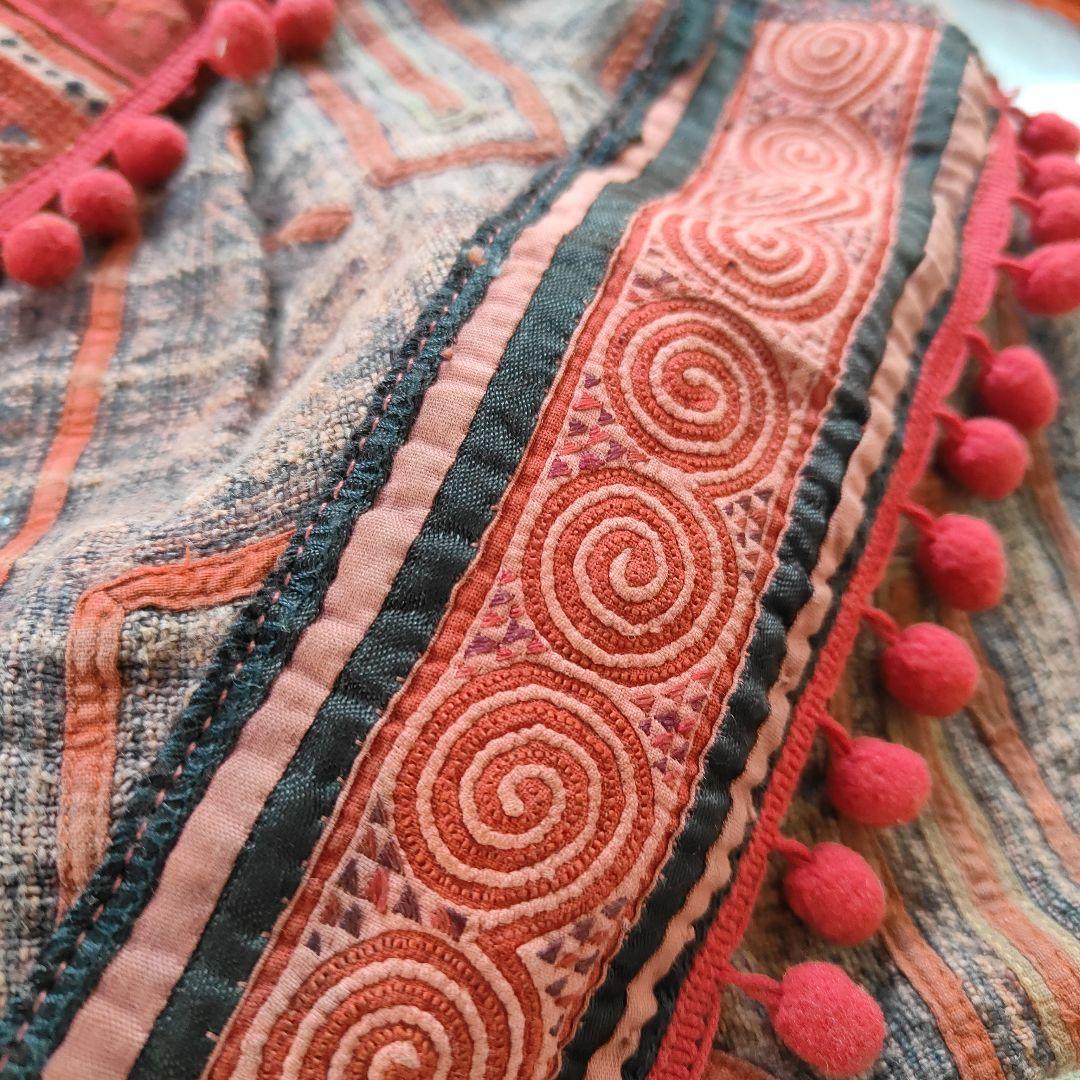 モン族の手仕事のねんねこをリメイク　伝統的刺繍アップリケのメッセンジャーバッグ