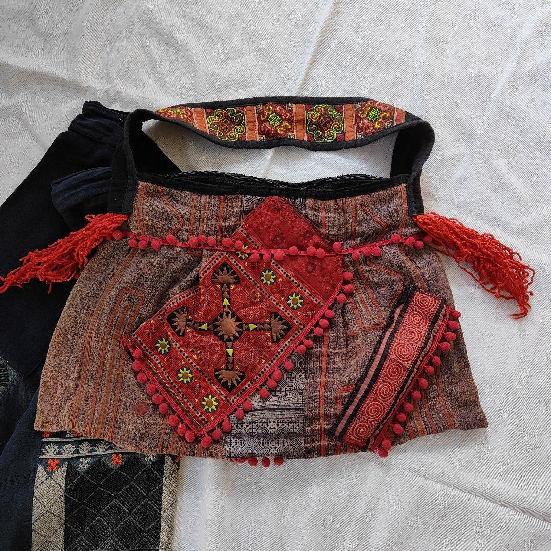 モン族の手仕事のねんねこをリメイク　伝統的刺繍アップリケのメッセンジャーバッグ