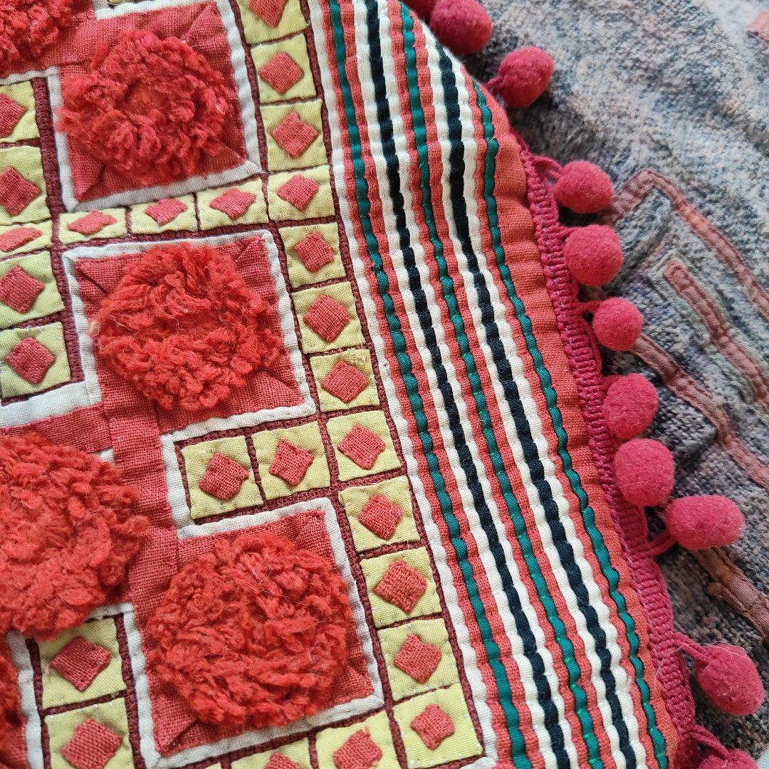 モン族の手仕事のねんねこをリメイク　伝統的刺繍アップリケのメッセンジャーバッグ